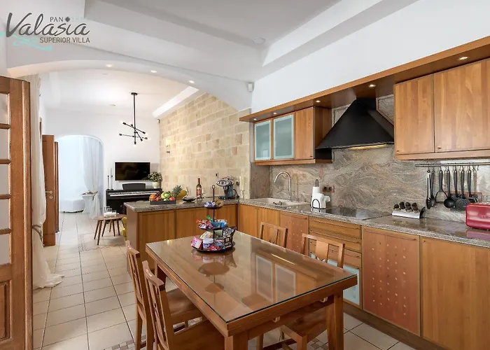 Panthea Valasia Boutique *