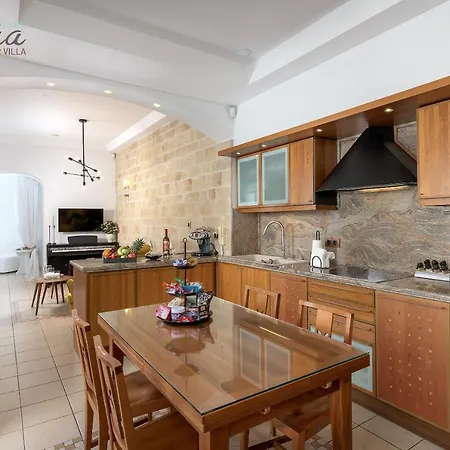 Panthea Valasia Boutique *